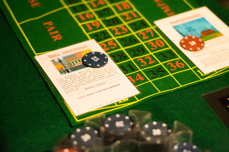 Ведущий развлекает гостей на корпоративе в Львове