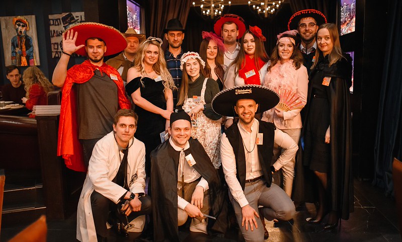 Корпоратив на Новый год в Львове — празднично украшенный банкетный зал