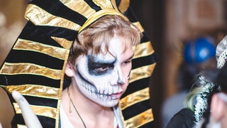 Хлопці та дівчата потраплять на безлюдний острів та будуть вчитися виживати.